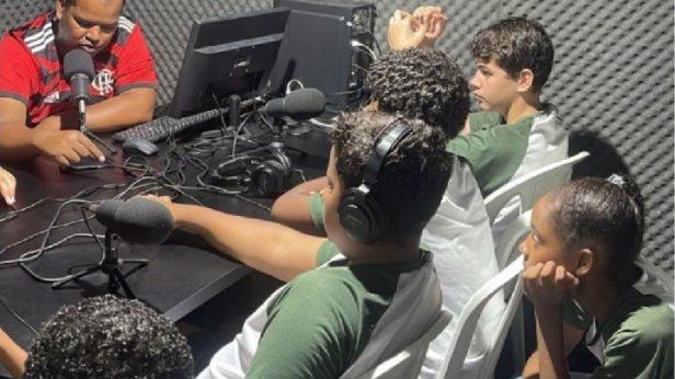 Instituto Vovô Chiquinho envolve jovens em oficinas de rádio e podcast