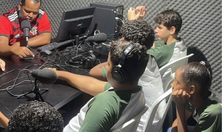 Instituto Vovô Chiquinho envolve jovens em oficinas de rádio e podcast